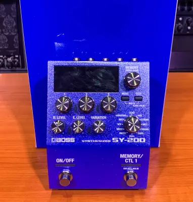 BOSS - SY-200 Guitar Synthesizer